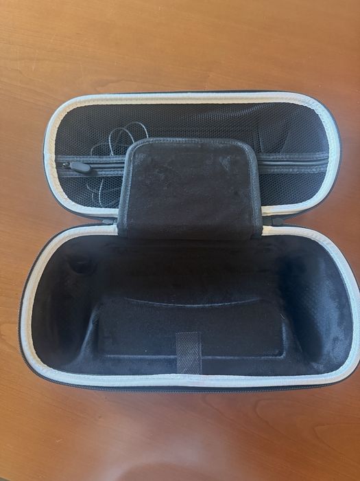 PlayStation Portal Remote Player (Preto) + Bolsa de Transporte Rígida + Caixa + Proteção em silicone em vermelho