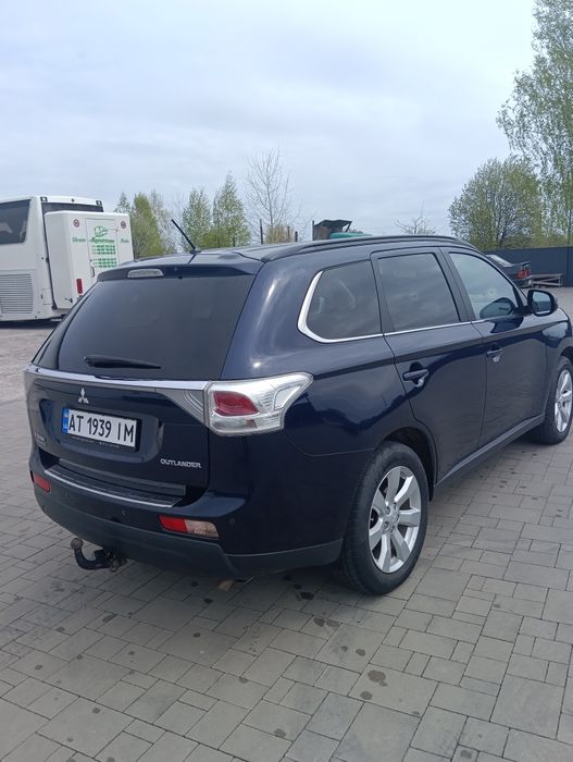 Машина Mitsubishi Outlander