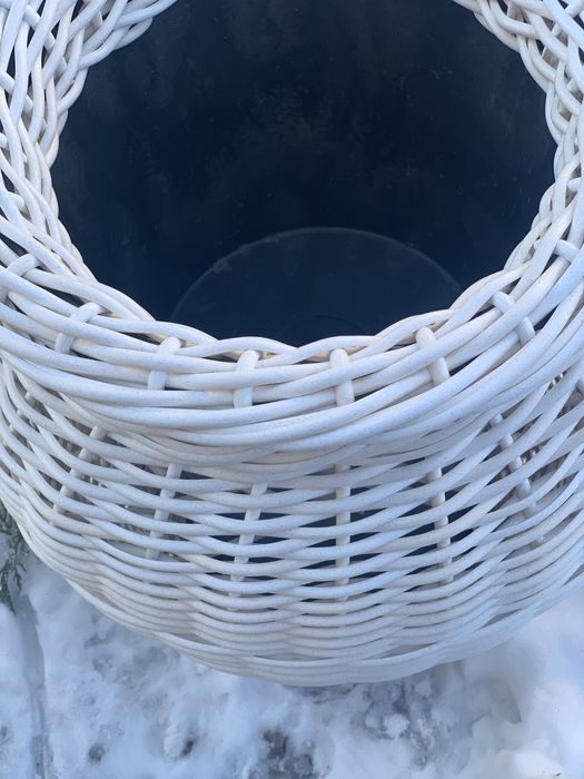 Елегантна ваза зі штучного ротангу