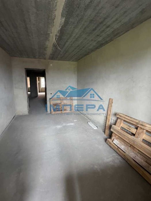 Продам 2-кімнатну квартиру в новобудові на Боженка . Розглядають продаж по державним програмам