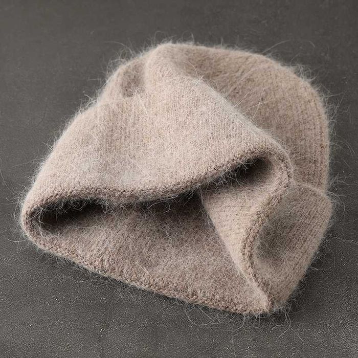 Пухнаста тепла шапка біні з ангори мокко