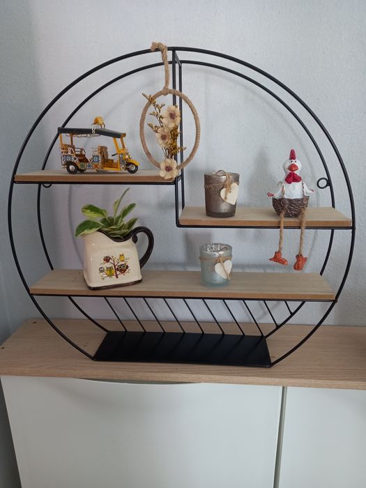 Prateleira de madeira.