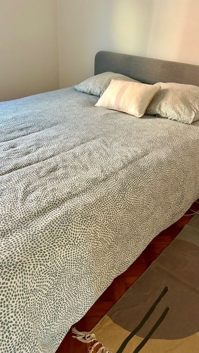 Cama de casal, incluindo colchão de boa qualidade