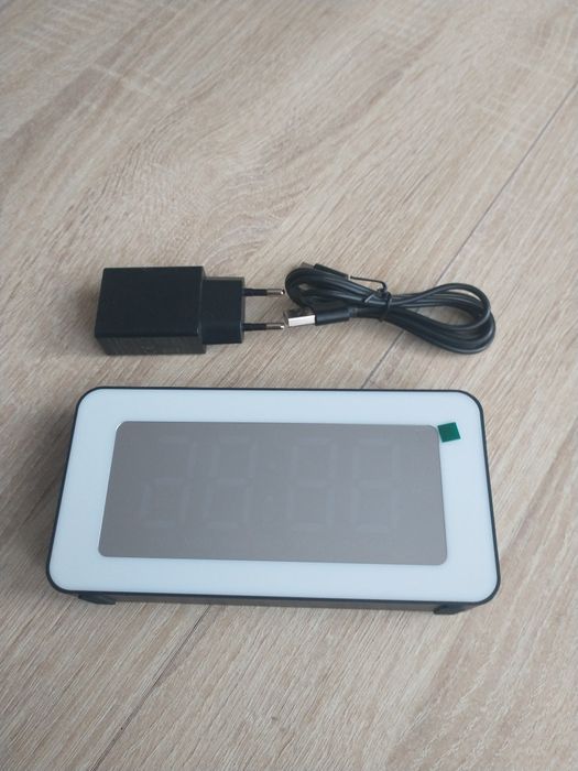 Cyfrowy budzik z podświetleniem RGB