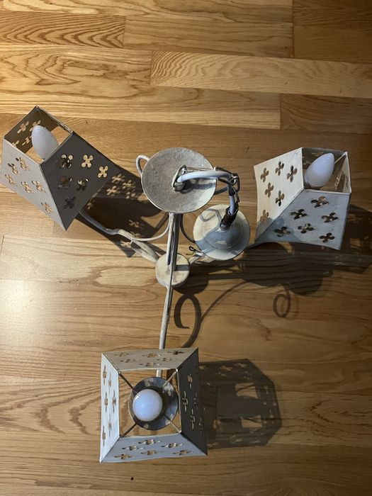 Candeeiro de teto em ferro e um abajur