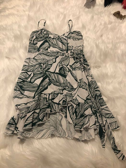 vestido branco com folhas verdes  tamanho s