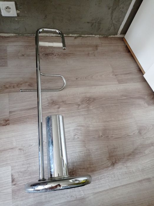 Stojak podłogowy na papier toaletowy