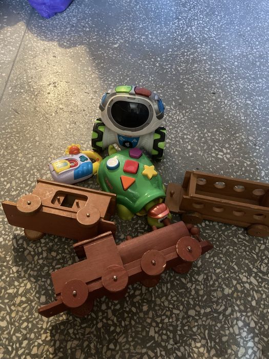 Zestaw zabawek robot kolejka drewniana zlow i aprat fisher price