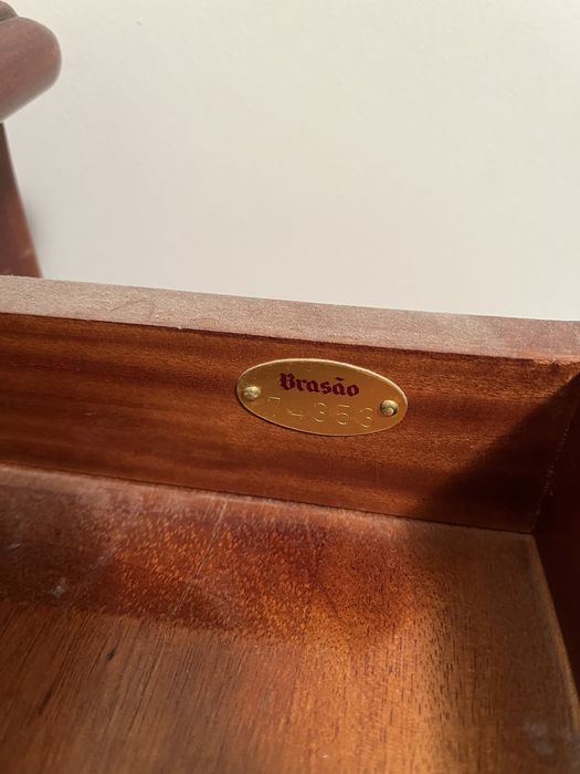 Mesa de madeira antiga Brasão