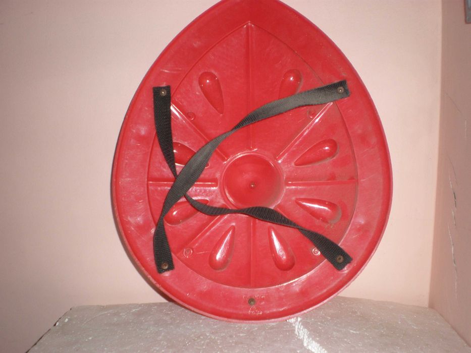 Шляпа для костюма пирата и щит

Шит пластиковый. Красного цвета.