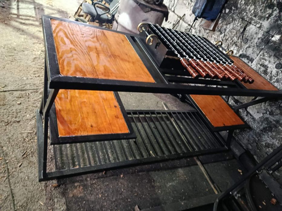 Продається мангал на 9 шампурів з робочою поверхнею та дровницею .