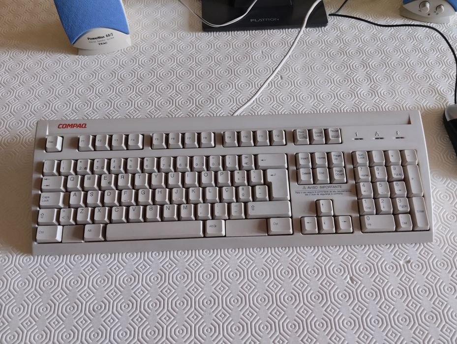 Monitor, keyboard, mouse and sound system64283895300993122