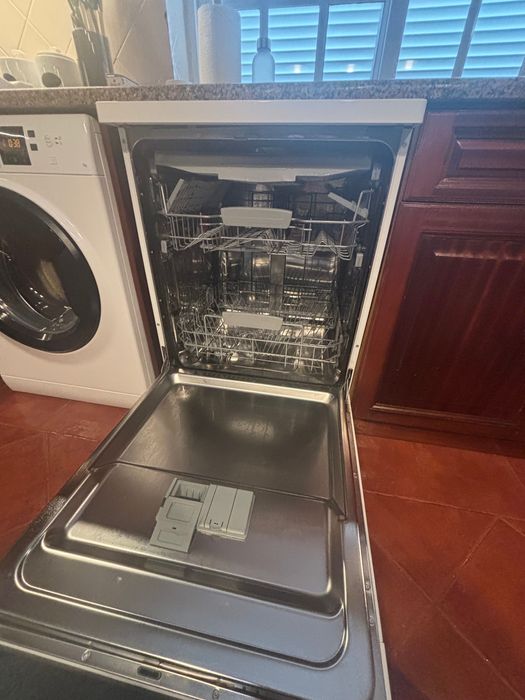 Máquina de louça como nova Hotpoint