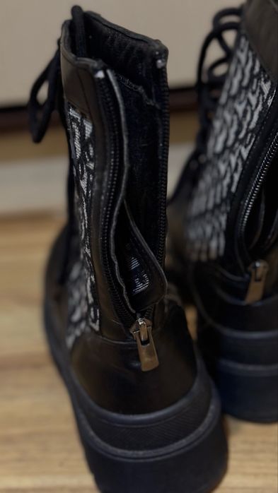 Демісезонні чоботи Dior , стильні та елегантні