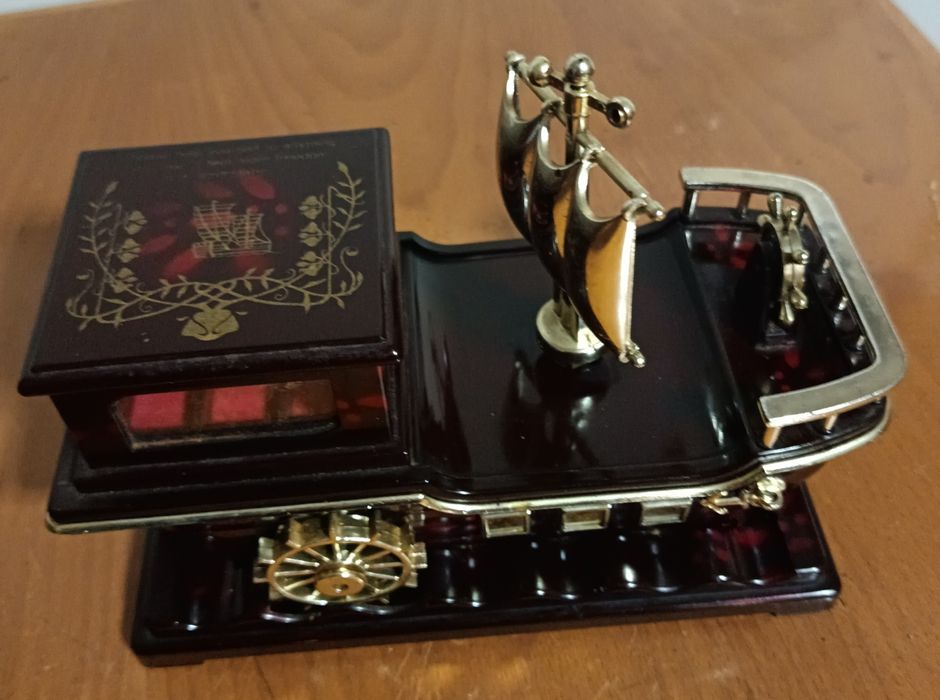 Guarda jóias com música a corda