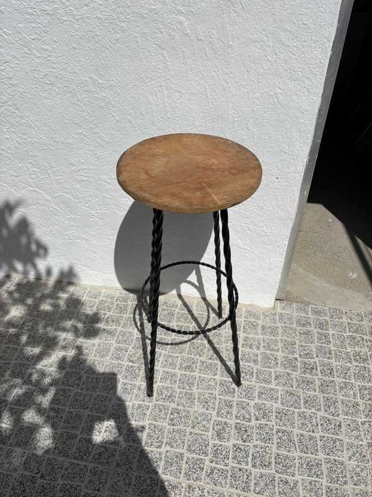 Banco alto de madeira em ferro