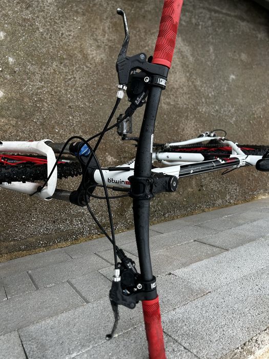 bicicleta btt  equipada com material sram