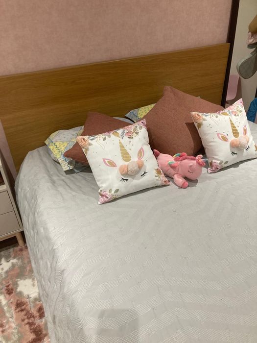 Cama casal 160x200, 4 gavetoes de arrumacao e estrado
