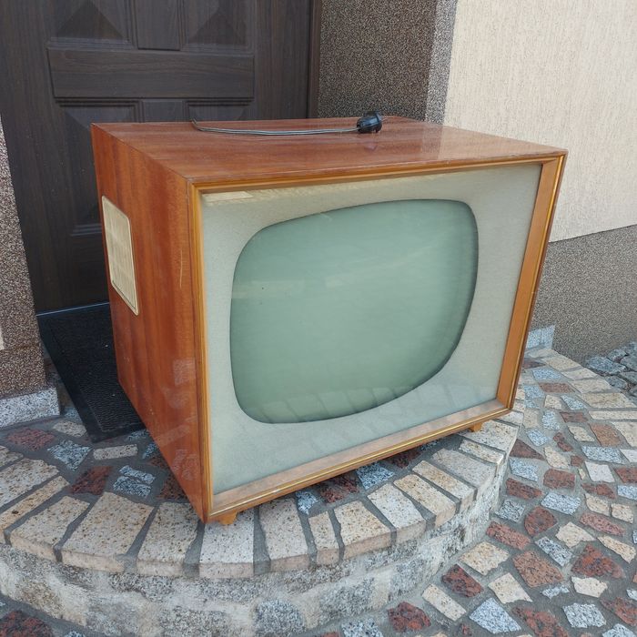 Stary telewizor antyk (lampowy)