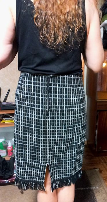 3   спідниці  , 2- зимові.  3 _ класична