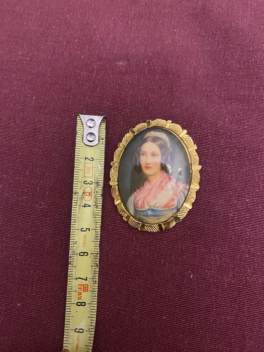 Camafeu antigo em porcelana