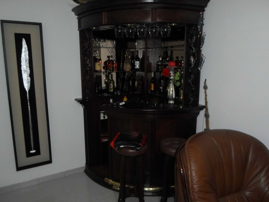 Bar de canto em Nogueira, com dois bancos