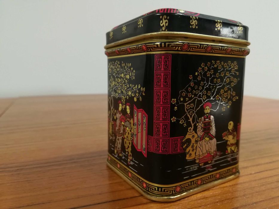 Orientalna puszka na  herbatę w gejsze