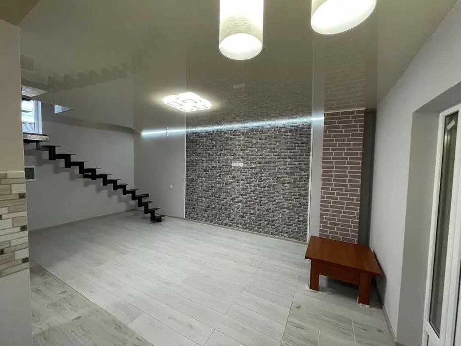 Продаж окремого  будинку з ремонтом. ділянка 6сот  поруч зі Львовом!