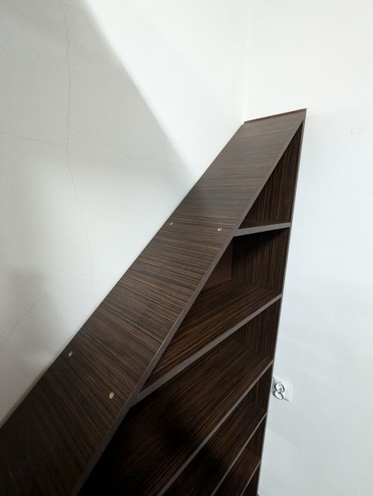 Regał wenge skośny z półkami na książki, zabawki dla dzieci