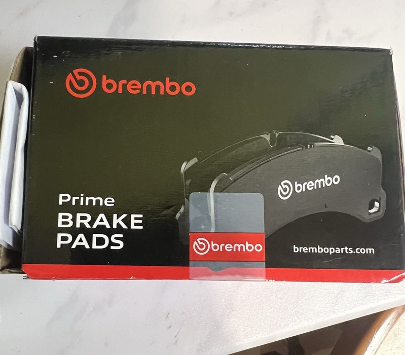 Передні гальмівні колодки Brembo P61081 підходять для  Peugeot (107, 108) та Citroen (C1, C1 II)