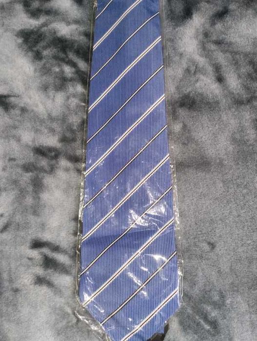 Niebieski krawat w paski