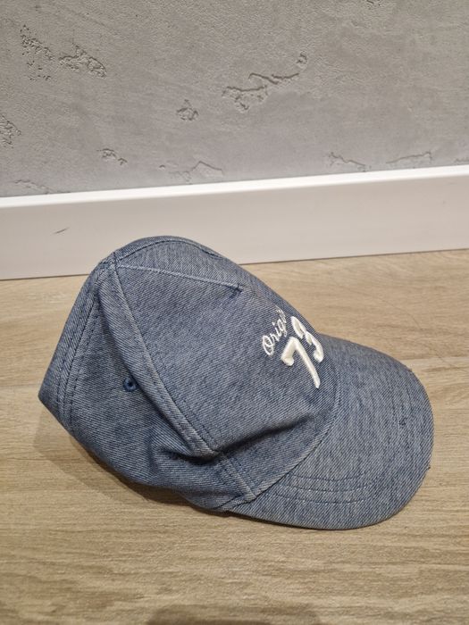 Granatowa czapka z daszkiem