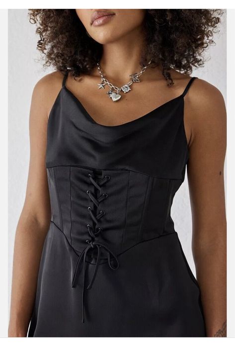 Неймовірна сукня, М