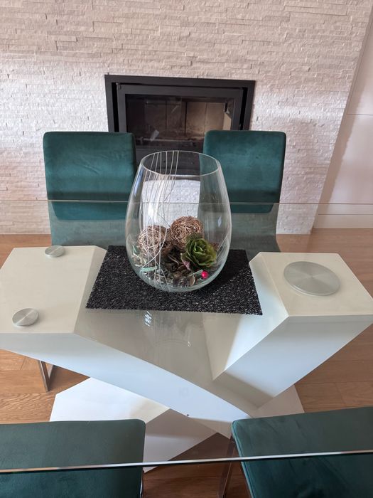 Mesa de sala de jantar com cadeiras em “veludo” verde
