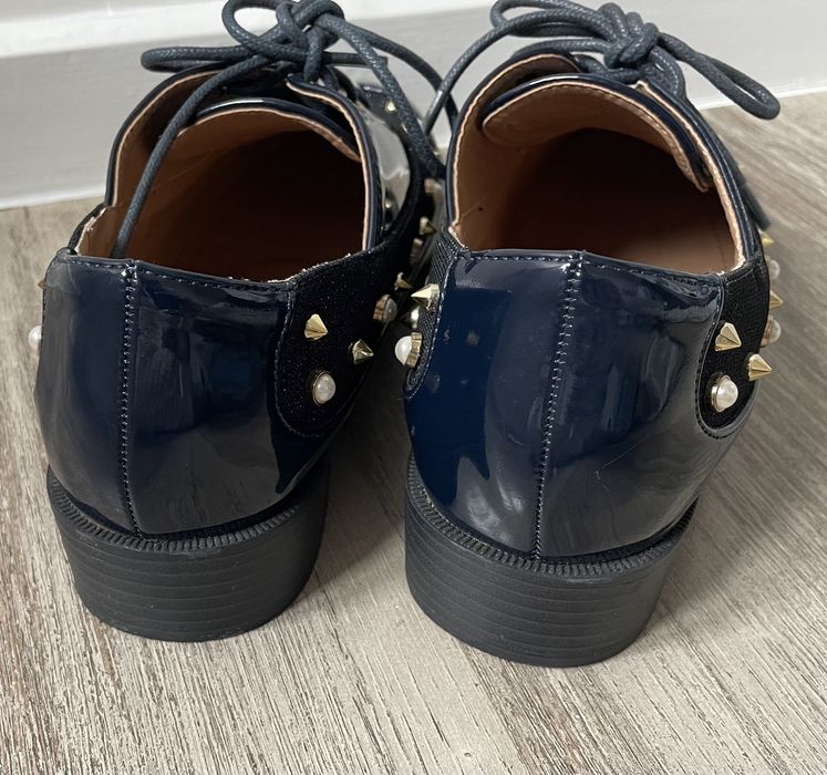 Sapatos rasos azuis envernizados com pérolas (Modern Galaxy, tam 37)