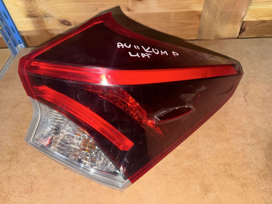 Auris ii kombi lift 15-18 lampa tylna prawa