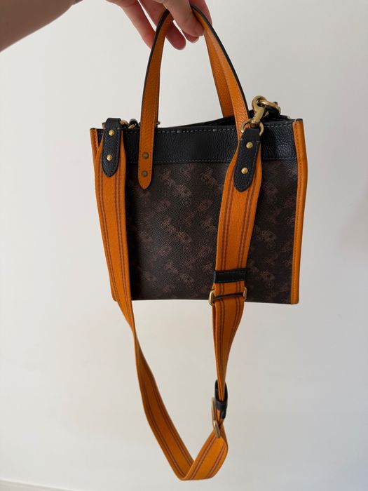 Mala Coach Field Tote 22, Horse and Carriage print