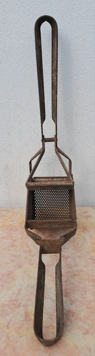 Antigo espremedor batata em ferro fundido
