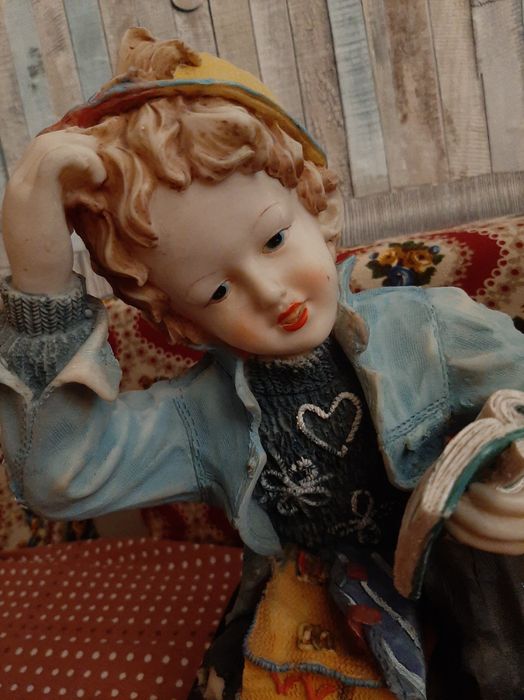 Estatueta Vintage, em resina, Rapaz em pausa escolar.