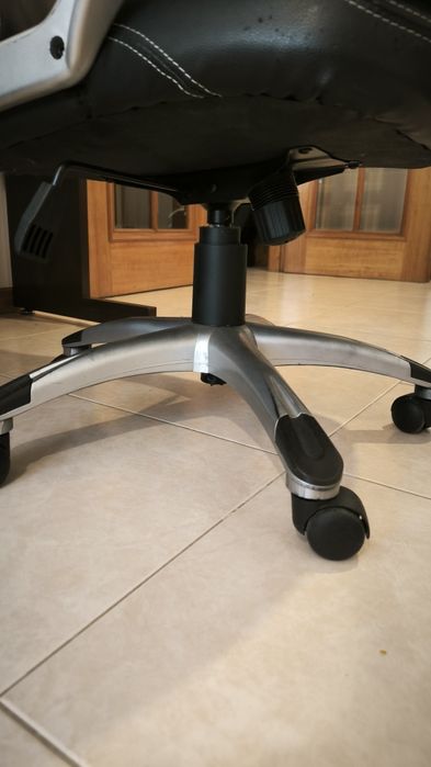 Cadeira de Escritório / Secretária Preta (Para Peças ou Uso Baixo)