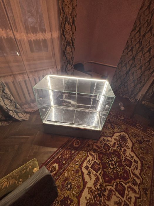 Продам холодильну вітрину, у використані не була