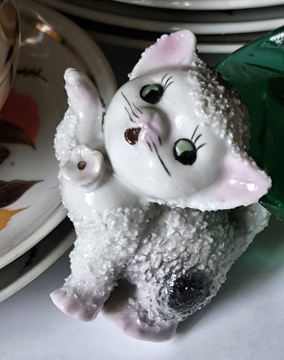 Figurka kot piękna stara porcelana