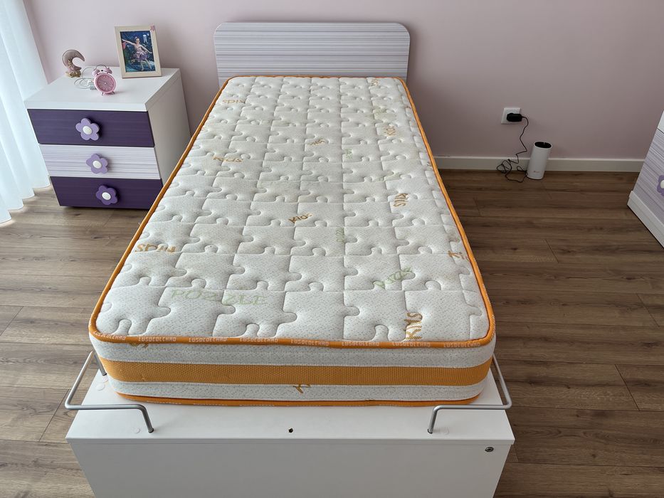 Cama de solteiro , colchão e edredão