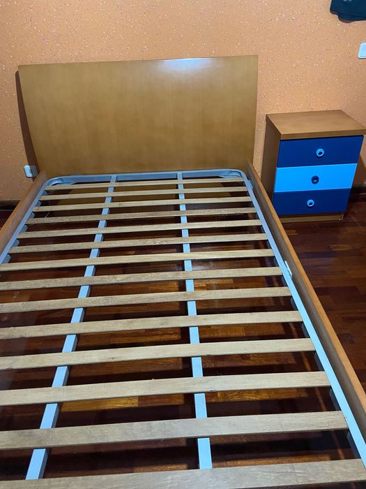 Cama + Mesa de cabeceira + prateleira