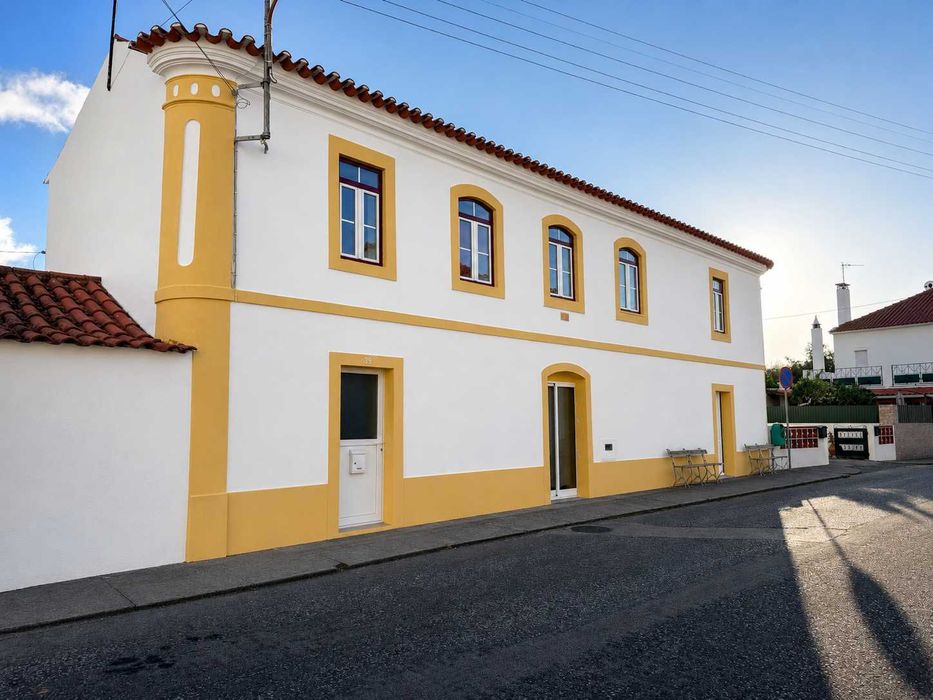 Moradia T4 renovada com quintal e potencial de rendimento em Portela, Constância