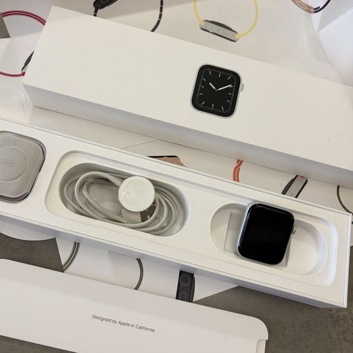 Apple Watch - series 5 - 44 mm - Silver Aluminium - GPS
