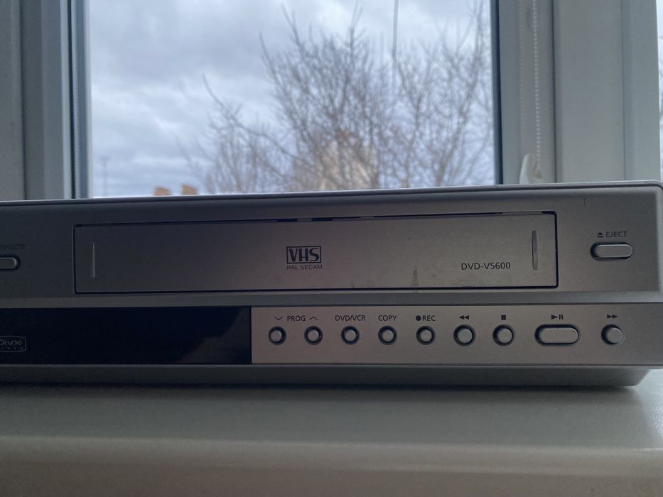 Продаю відеомагнітофон у робочому  стані