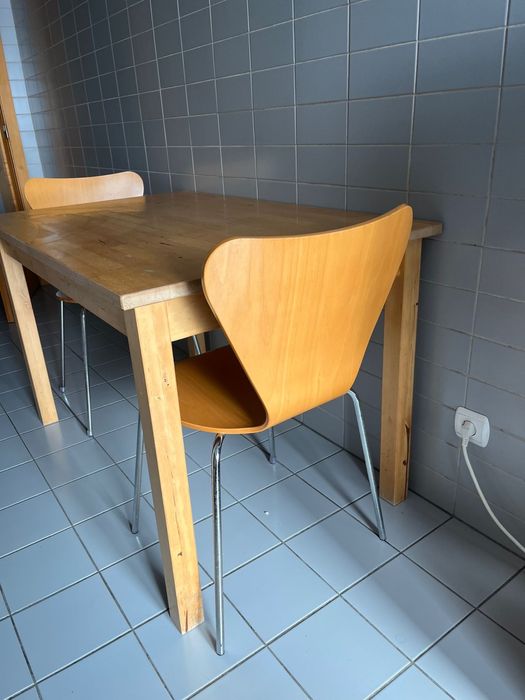 Conjunto Mesa de Cozinha em Madeira (120x74) + 2 Cadeiras Design