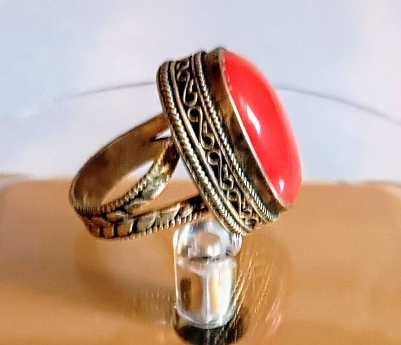 Anel com coral vermelho.