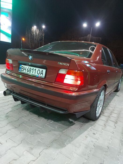 Продам  BMW e36 седан